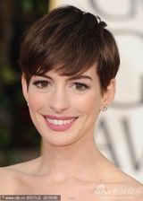 组图：金球红毯安妮-海瑟薇修身白裙曲线曼妙