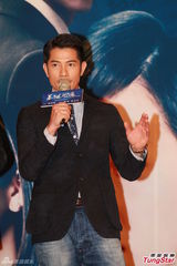 组图：杨采妮《圣诞玫瑰》首映 郭富城耍宝