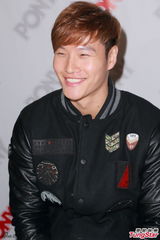 组图：金钟国女粉丝多惊讶 不敢挑战成龙甄子丹