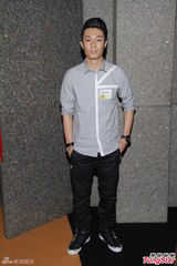 组图：官恩娜拒绝胶脸整形 周柏豪弃腹肌保头发