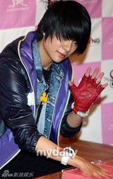 幻灯：f(x)Shinee出席练歌厅开业仪式 留手印纪念