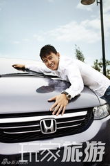 幻灯图：吕行拍摄时尚大片 与爱车亲密接触