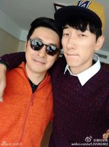 组图：张亮长脸自拍遭调侃马脸代言人