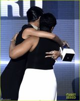 组图：蕾哈娜获最受欢迎R&B女歌手 紧身挤爆乳