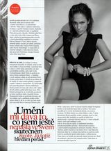 组图：詹妮弗-洛佩兹紧身裙登封面包裹性感身材