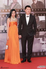 组图：邱氏夫妇牵手甜蜜亮相金像奖红毯