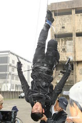 组图：汪东城《姐姐立正向前走》倒吊钢索保千万险