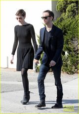 组图：安妮海瑟薇与未婚夫当街热吻大晒甜蜜