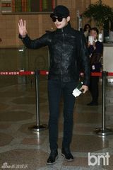 组图：韩星朴施厚全黑造型现身机场赴中国