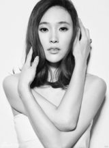 组图：屈玥文艺范写真知性大气 新戏演火知心大姐