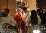 组图：24孝老公冯远征陪妻逛街耐心细致