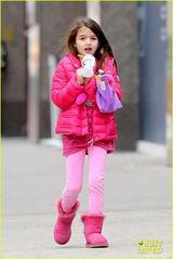 组图：小苏瑞一身粉红赴冰场 与妈妈寒风中快走