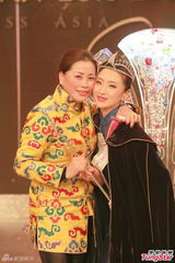 组图：房星彤爆冷摘亚姐后冠 奖杯是生日礼物