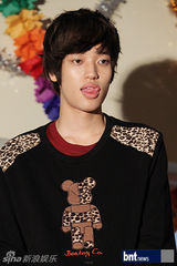 组图：TeenTop拍摄广告写真 精致亮相摄影棚