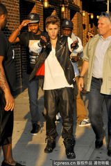 组图：贾斯汀亮相曼哈顿欣然与粉丝们合影