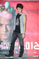 组图：郭富城个唱变型金刚舞台华丽震撼