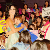 组图：凯蒂-佩里水墨装亮相自传电影东京首映