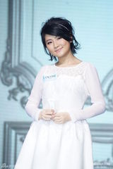 组图：Selina复出代言白裙黑丝袜亮相