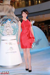 组图：梁咏琪红裙亮相优雅妩媚