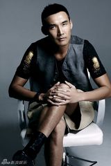 组图：张铎雅痞熟男写真惹人爱