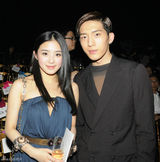 组图：井柏然廖凡同台看秀 兄弟见面相聊甚欢