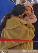 组图：卡戴珊机场亲吻女儿 温柔抚头母爱爆棚