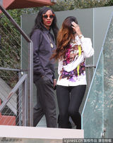 组图：蕾哈娜与男友共度良宵“尽性”而归