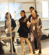 组图：准新娘刘璇踩高跟鞋获搀扶 乘电梯险走光