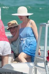 组图：伍迪艾伦携小35岁娇妻出游 妻凸肚疑怀孕