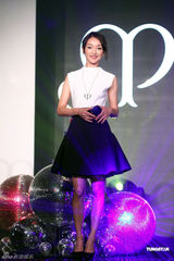 组图：周迅代言捞千万 皮肤过敏私下不化妆