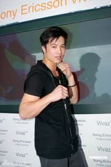 高清图：钟嘉欣打咏春笨手笨脚 陈柏宇不赞成拍床照