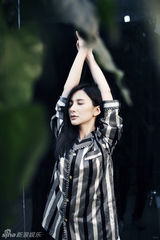 组图：熊乃瑾清新写真组图 复古衬衫显文艺气质