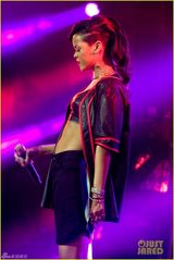 组图：蕾哈娜巡演激情献唱 大秀好身材