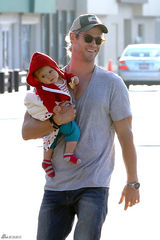 组图：“雷神”二度当爹 锤哥甘做奶爸爱抱娃