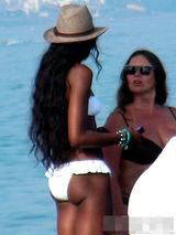 组图：黑珍珠纯白比基尼海滩度假 戴草帽心情靓