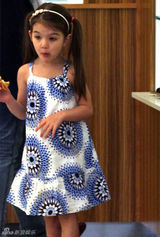 高清组图：可爱苏瑞扎小辫穿花裙和妈妈逛街 