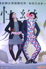 组图：梁洛施复出演舞台剧 穿黑丝短裙秀长腿