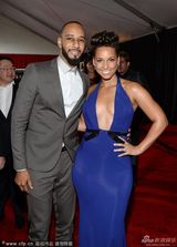 组图：艾莉西亚-凯斯深V开胸大秀火辣身材