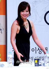 组图：金喜爱等出席新剧《妻子的资格》发布会