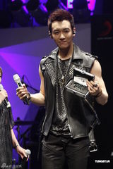 组图：王野发片秀肌肉 母亲带家常菜抵京支持