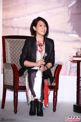 组图：刘若英为新专辑庆功 低调谈婚姻生活