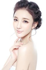 组图：刘雨欣春季清新妆容大片面容精致