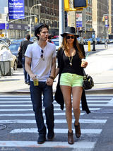 组图：《吸血鬼日记》情侣妮娜和伊恩甜蜜牵手