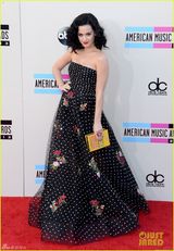 组图：全美奖女星红毯竞艳 麦莉真空Gaga扮女神