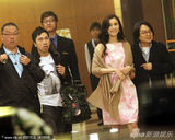 幻灯图：李嘉欣略发福撩发展风情 被簇拥显阔太矜贵