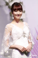 组图：李亚男婚纱展性感秀长腿美背