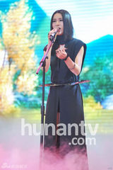 组图：尚雯婕任网游音乐总监秀美腿 现场唱新歌