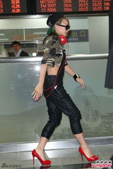 组图：幸田来未吊带皮裤亮相 脖挂耳机墨镜遮