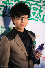 组图：TOP榜后台群星开心合照 奖杯似巨型针头