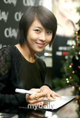 组图：河智苑出席化妆品签售活动 亲切为粉丝签名